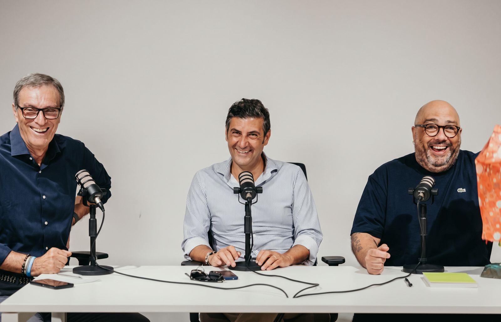 Gli ospiti al tavolo durante una puntata del podcast